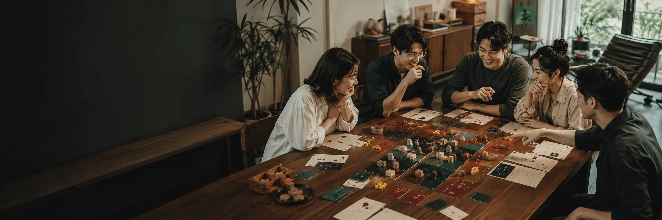 一群朋友圍坐木桌進行桌遊並交流意見